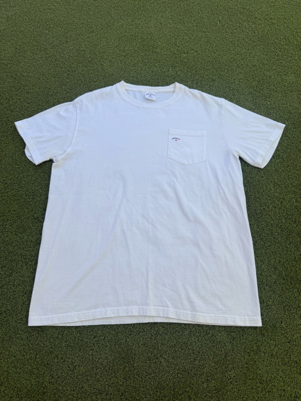 VINTAGE 2000s Y2K DESIGNER WHITE PLAIN SMALL FRONT POCKET NOAH DESIGNER TEE